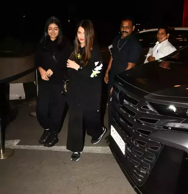 Aishwarya Rai Bachchan and Daughter Aradhya Twinns in Black Hoodies