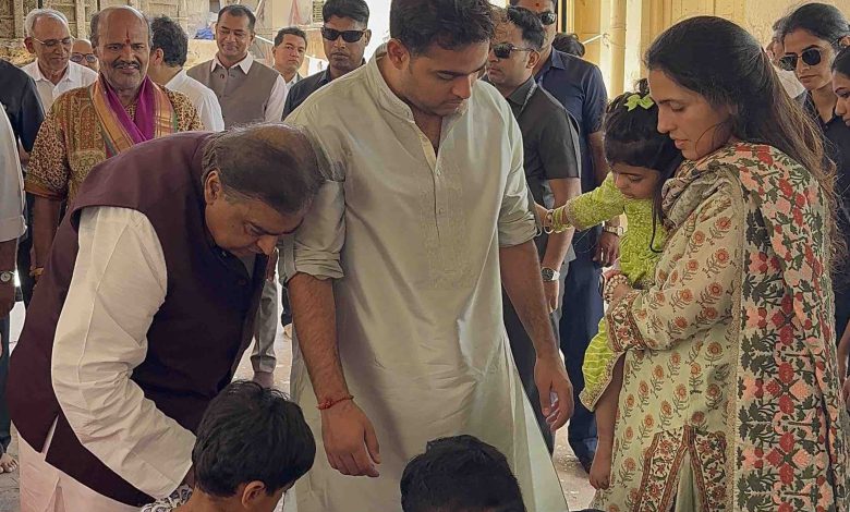 Mukesh Ambani Visits Dwarkadhish Temple with Family